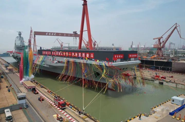 八萬余噸！電磁彈射！福建艦下水命名